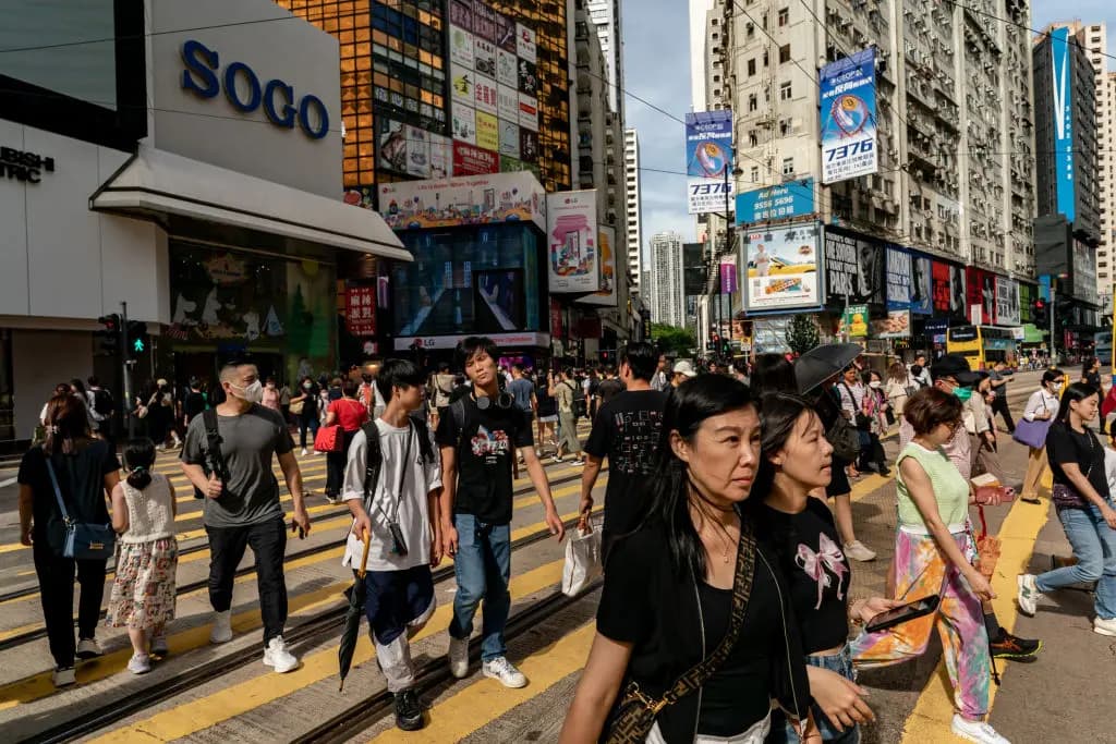 <em>Peatones cruzan la calle en una zona comercial de Hong Kong, China, el 12 de agosto de 2024. (Anthony Kwan/Getty Images).</em>