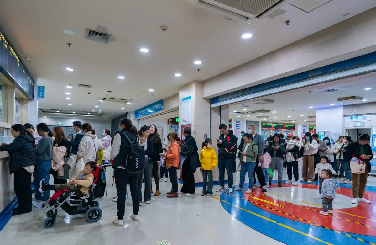 <em>Padres con hijos que padecen enfermedades respiratorias hacen fila en un hospital infantil en Chongqing, China, el 23 de noviembre de 2023. (CFOTO/Future Publishing vía Getty Images).</em>