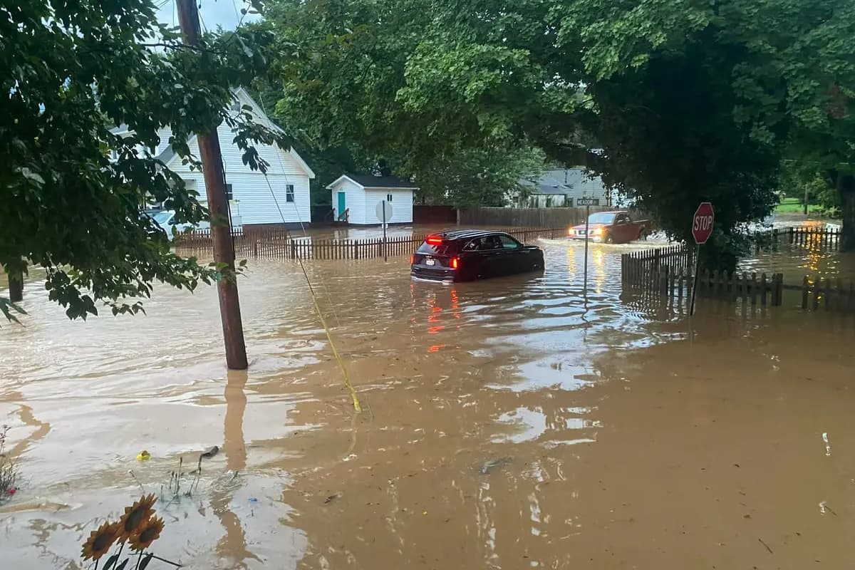 Esta foto proporcionada por Joe Kinzer muestra una inundación repentina el 21 de julio de 2026 en Buckhannon, Virginia Occidental. (Joe Kinzer vía AP)