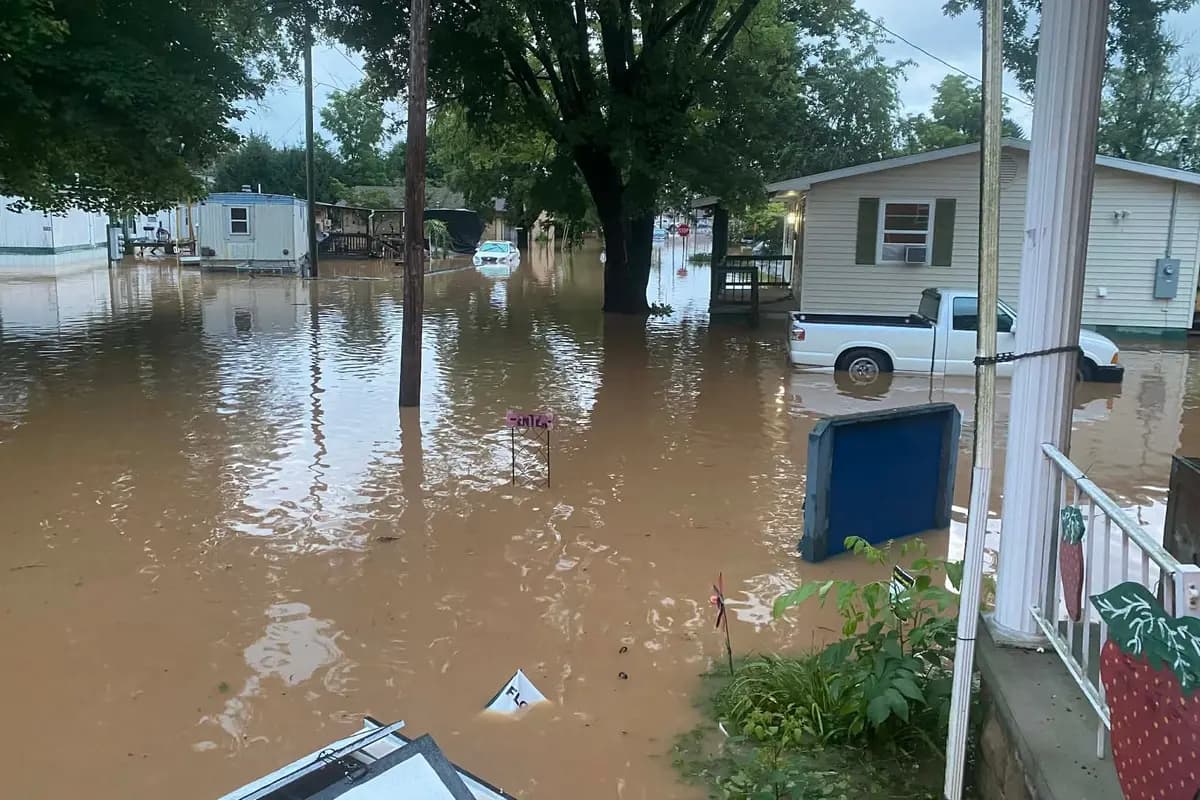 Esta foto proporcionada por Joe Kinzer muestra una inundación repentina el 21 de julio de 2026 en Buckhannon, Virginia Occidental. (Joe Kinzer vía AP)
