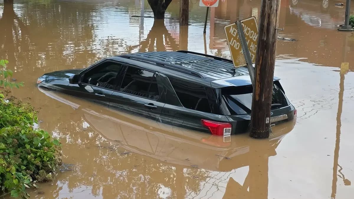 Un vehículo queda medio sumergido en las aguas de la inundación en Buckhannon, Virginia Occidental, el 22 de julio de 2026. (Evan Bacorn/vía AP)