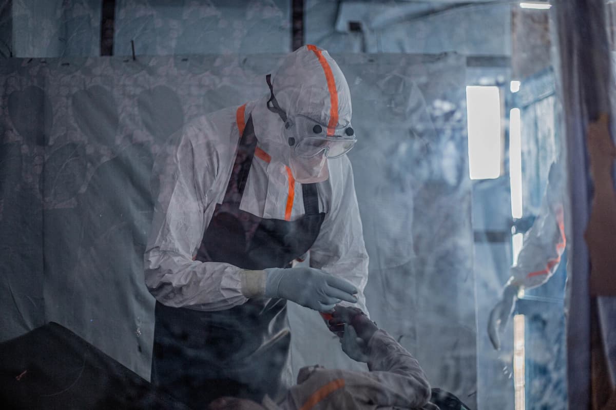 Un médico atiende a un paciente con la enfermedad del virus del Ébola en un centro de tratamiento del Ébola en Bunia, Congo, el 13 de julio de 2026. (Benediction Murhabazi /AFP vía Getty Images).