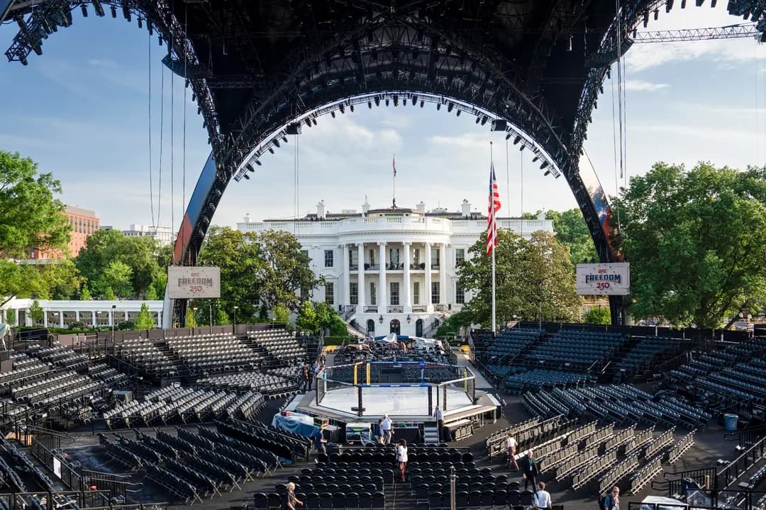 El escenario del evento "Freedom Fight" de la Ultimate Fighting Championship, programado para el 14 de junio en el Jardín Sur de la Casa Blanca, el 11 de junio de 2026. Según se alega, los conspiradores planeaban hacer volar pequeños drones con explosivos para detonarlos sobre el lado norte de la arena, lo que obligaría a los objetivos de alto perfil a evacuar el lugar; luego, el grupo actuaría como francotiradores y dispararía contra estas personas, según indicaron los fiscales. (Madalina Kilroy/The Epoch Times)