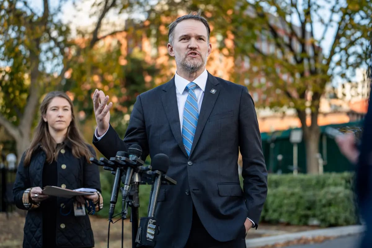 El representante comercial de EE. UU., Jamieson Greer, habla con los periodistas en la Casa Blanca el 30 de octubre de 2025. (Madalina Kilroy/The Epoch Times).