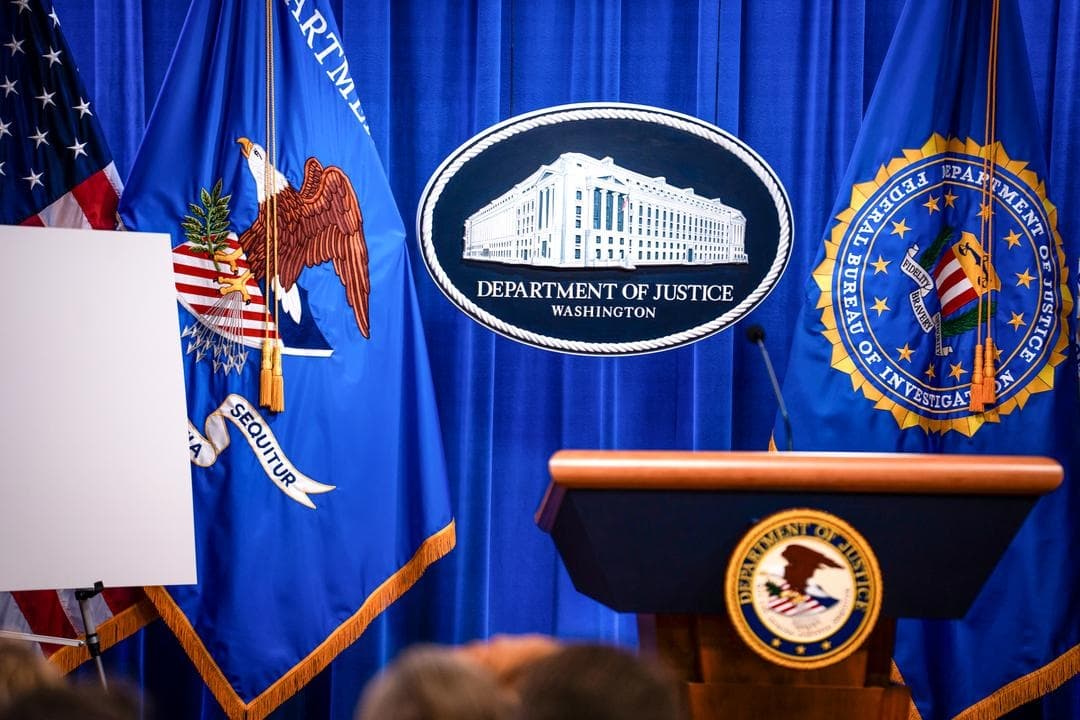 El logotipo del Departamento de Justicia en la sede del departamento en Washington, el 27 de abril de 2026. Las autoridades federales han acusado a ocho hombres de seis estados en relación con un supuesto complot para atacar un evento de la Ultimate Fighting Championship en el Jardín Sur de la Casa Blanca. (Madalina Kilroy/The Epoch Times)