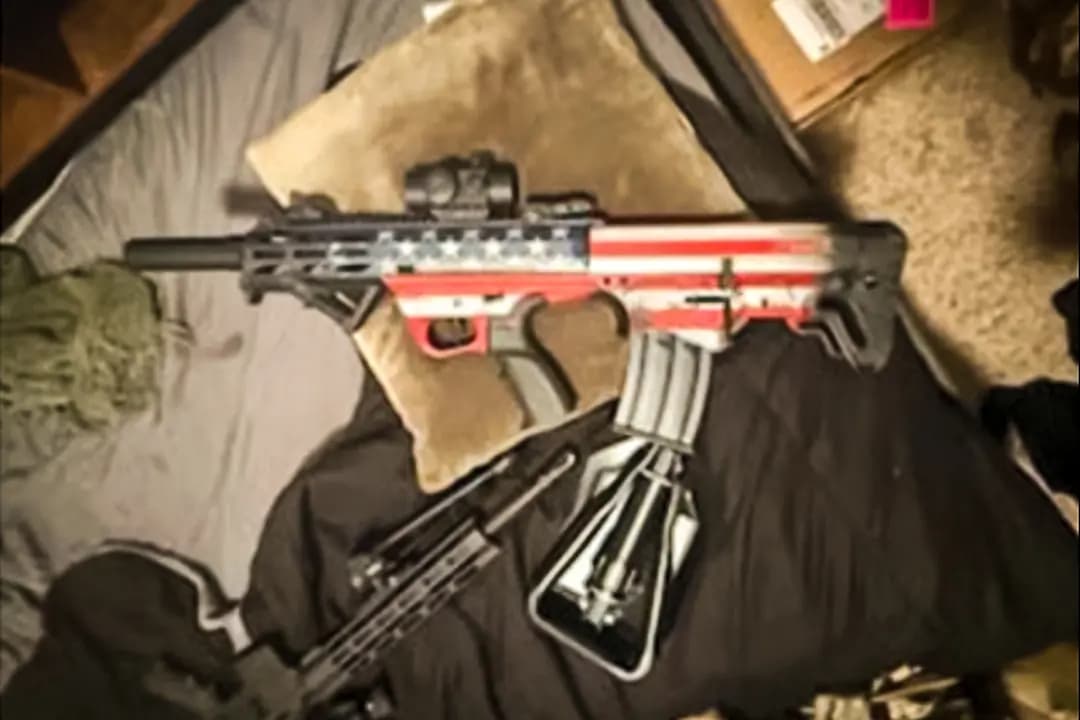 Un rifle estilo AR y un rifle bullpup presuntamente adquiridos por Tycen Proper están pintados con la bandera estadounidense, en esta foto de archivo proporcionada por el Departamento de Justicia. Según la policía, Proper les había dicho a sus padres que odiaba al gobierno y que su grupo en internet estaba planeando "misiones" para enfrentarse a él. (Departamento de Justicia)