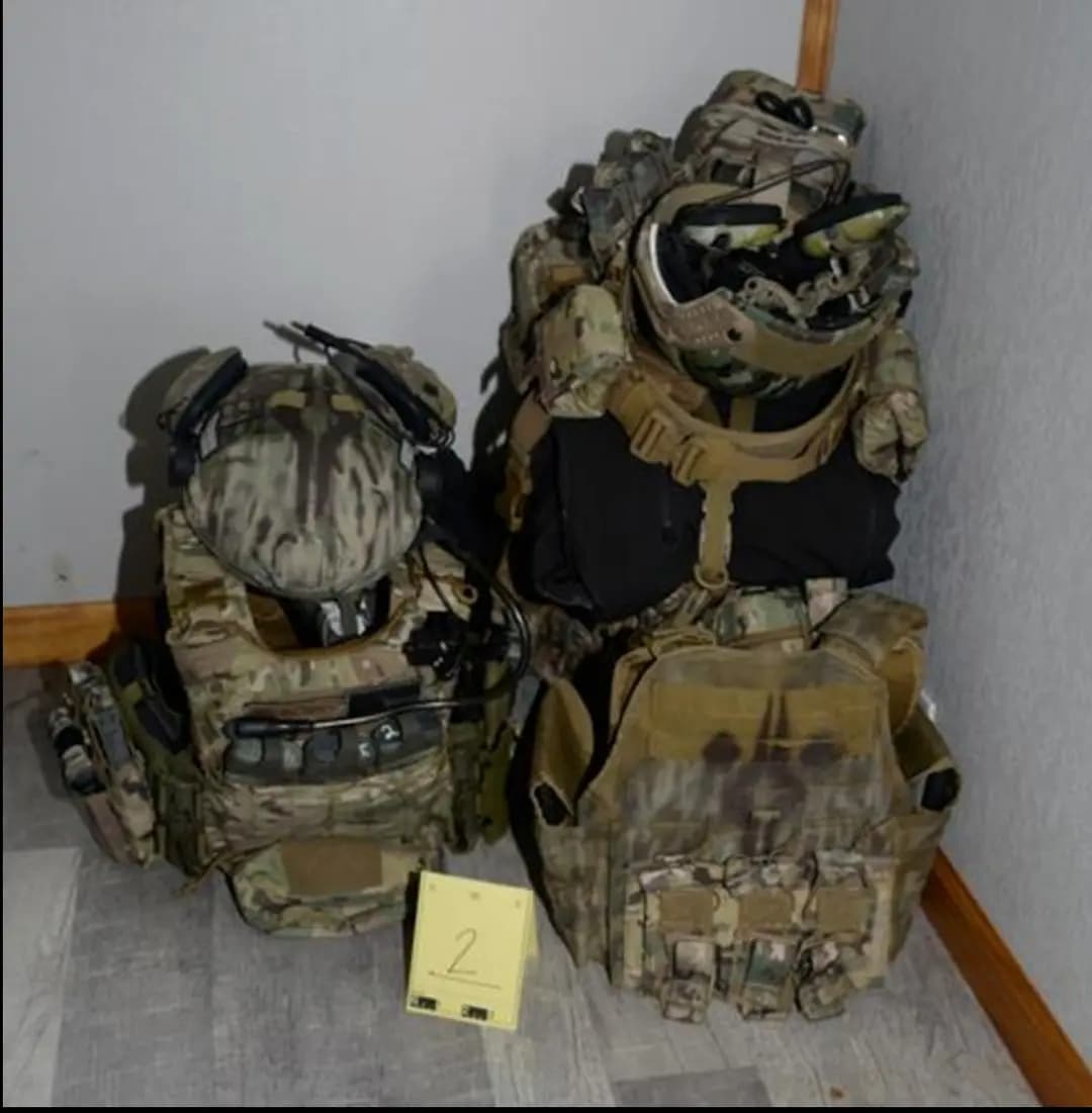 Equipo táctico recuperado por el FBI durante un registro realizado el 13 de junio en la residencia del acusado Daniel Eskridge, en esta foto de archivo. Los investigadores identificaron a Eskridge como el segundo al mando de un grupo en línea de presuntos conspiradores. (Departamento de Justicia)