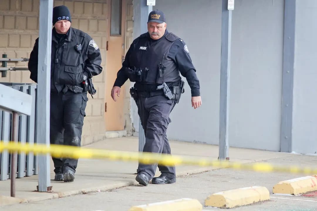 Agentes de policía de Danville inspeccionan el estacionamiento de la comisaría donde su compañero Thomas Cottrell fue asesinado a tiros, en Danville, Ohio, el 18 de enero de 2016. Danville fue noticia a nivel nacional cuando Cottrell fue asesinado por un hombre armado que le había dicho a su novia que buscaba matar a un agente de policía. (Doral Chenoweth III/Columbus Dispatch vía AP)