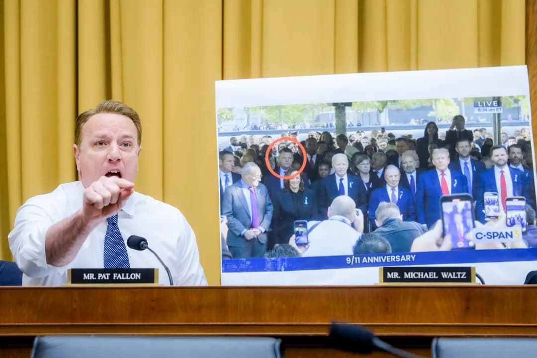 El representante Pat Fallon (R-Texas) interroga al director interino del Servicio Secreto, Ronald L. Rowe Jr., sobre las fallas de seguridad relacionadas con los intentos de asesinato contra el presidente electo Donald Trump, durante una audiencia del Congreso en el Capitolio, en Washington, el 5 de diciembre de 2024. El experto en seguridad Doug Kouns señaló que la mayoría de las personas no se da cuenta del alcance de la seguridad que implica un evento en la Casa Blanca. (Rod Lamkey, Jr., / AP Photo)
