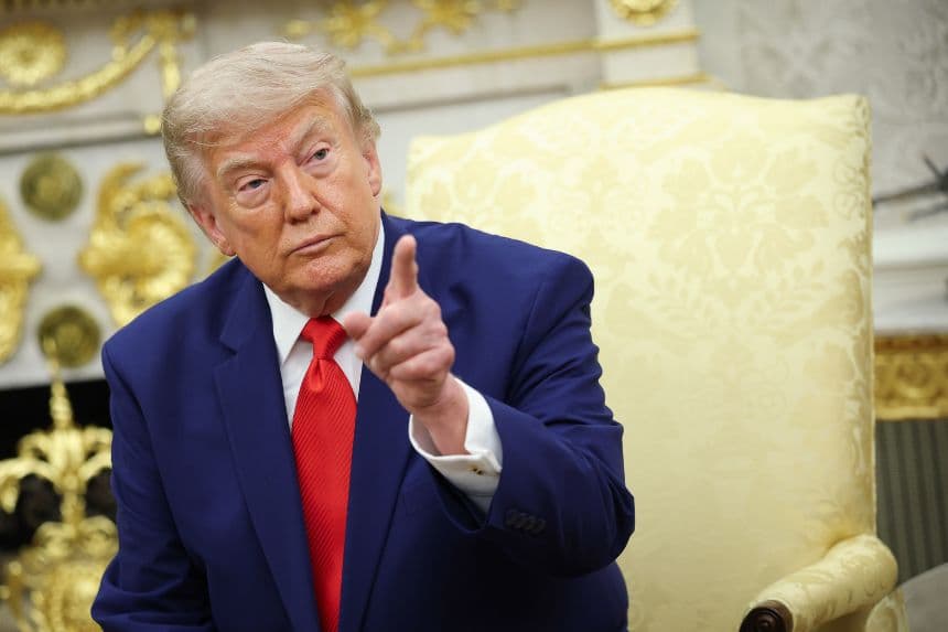 El presidente de EE. UU., Donald Trump, responde a las preguntas de los medios de comunicación durante una reunión bilateral con el presidente del Líbano, Joseph Aoun, en el Despacho Oval de la Casa Blanca el 21 de julio de 2026 en Washington, D. C.  (Kevin Dietsch/Getty Images)