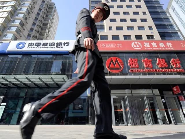 Bancos en Beijín La población expresó escepticismo respecto a la precisión de los datos económicos publicados recientemente por el régimen chino. (Liu Jin/AFP/Getty Images).