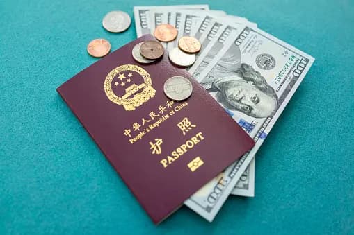 Pasaporte chino y divisas extranjeras para viajar por el mundo. (Getty Images).