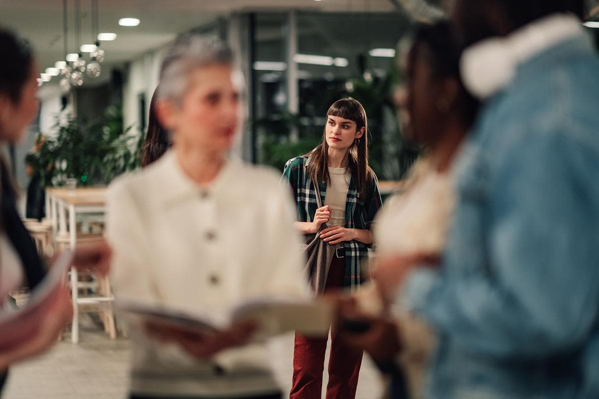 <em>Sentir nervios antes de asistir a un evento social es una experiencia común, y muchas personas descubren que la ansiedad disminuye una vez que comienzan las conversaciones. (Noko LTD/Getty Images).</em>