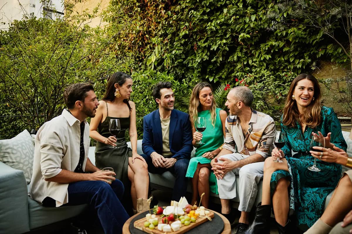 <em>Los grupos más pequeños suelen propiciar conversaciones más largas y permiten a los participantes compartir experiencias con mayor profundidad. (Thomas Barwick/Getty Images).</em>