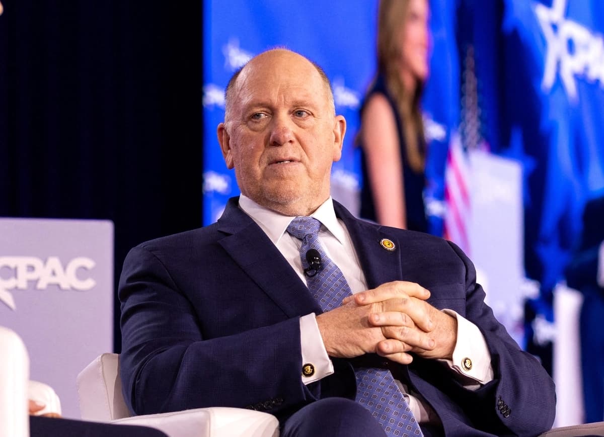 Tom Homan, responsable de asuntos fronterizos de la Casa Blanca, habla desde el escenario durante la Conferencia de Acción Política Conservadora (CPAC) en Grapevine, al noroeste de Dallas, Texas, el 26 de marzo de 2026. (Leandro Lozada/AFP vía Getty Images)
