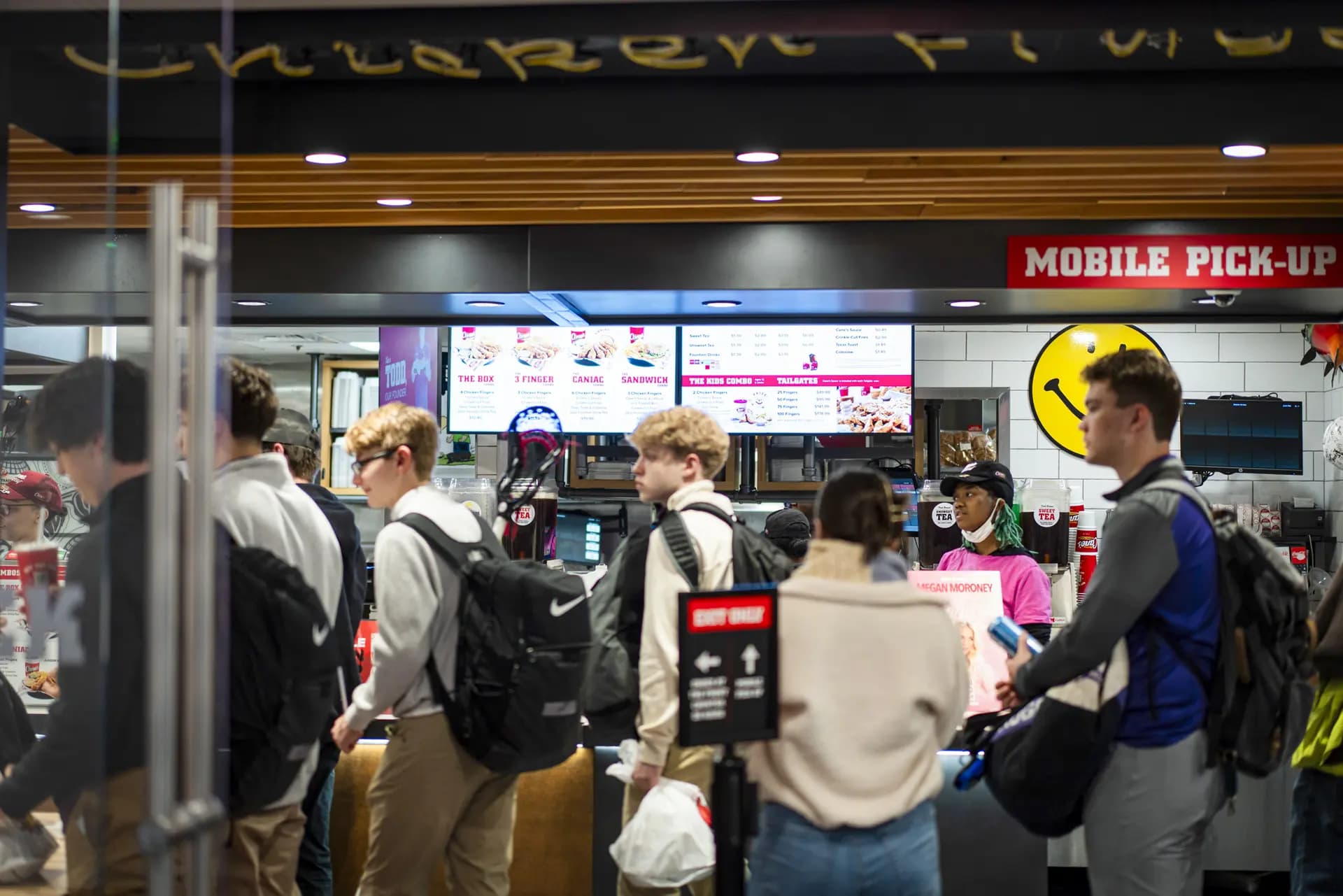 Los clientes esperan en el local de Raising Canes Chicken Fingers en Washington el 12 de marzo de 2026. En 2025, los estadounidenses gastaron alrededor del 55 por ciento de su presupuesto para alimentos en productos preparados fuera del hogar, en restaurantes, cadenas de comida rápida y a través de servicios de entrega a domicilio. (Madalina Kilroy/The Epoch Times).