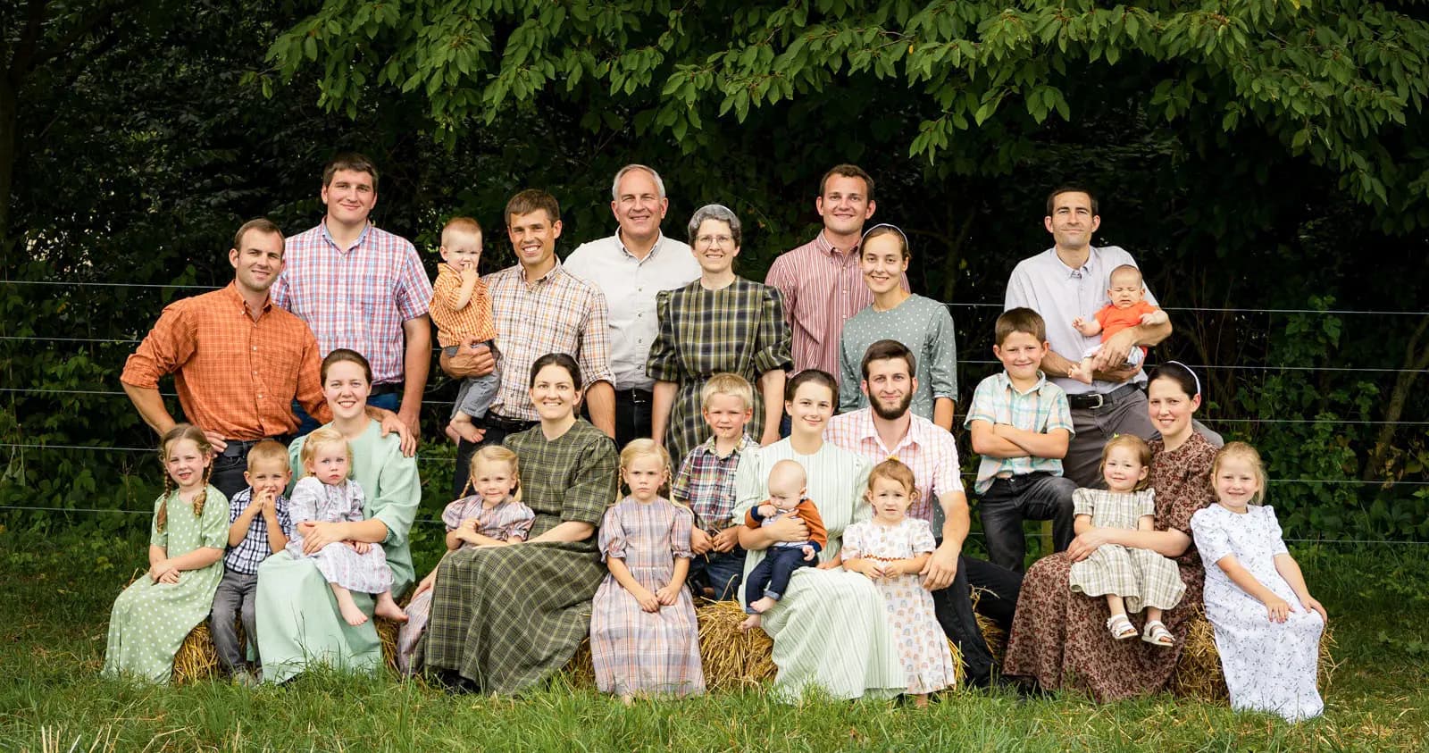 El propietario de The Family Cow, Edwin Shank, y su familia, en esta foto de archivo. La empresa, con sede en Chambersburg, Pensilvania, distribuye carne de res alimentada con pasto, carne de cerdo y aves de corral criadas en pasturas, productos lácteos crudos y otros productos regenerativos a miles de hogares. (Cortesía de The Family Cow)