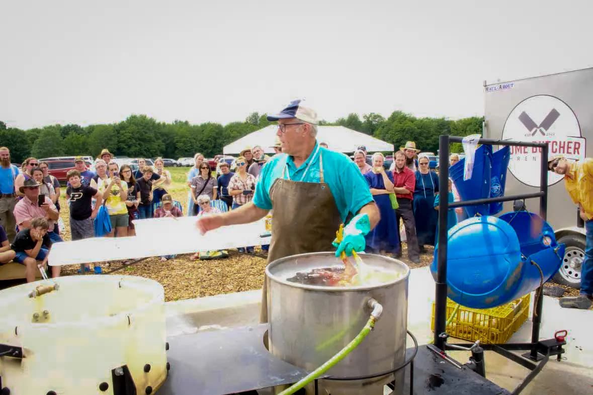 Joel Salatin, propietario de Polyface Farm, imparte una clase sobre el sacrificio de pollos en la Cumbre de Independencia Alimentaria celebrada en Walnut Creek, Ohio, en junio de 2024. (Cortesía de Everitt Townsend).
