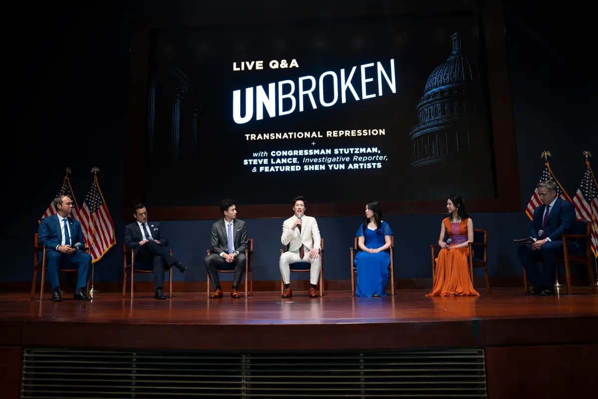(De izquierda a derecha) El representante Marlin Stutzman (R-Ind.); la presentadora de Shen Yun, Leeshai Lemish; los artistas de Shen Yun Lucas Browde, Jesse Browde, Rachel Chen y Angela Lin; y el presentador y productor ejecutivo de NTD, Steve Lance, hablan durante una mesa redonda tras una proyección especial del documental "Unbroken: La historia no contada deShen Yun" en el Capitolio de EE. UU. el 22 de julio de 2026. (Madalina Kilroy/The Epoch Times)