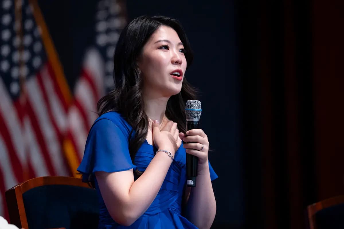 La artista de Shen Yun, Rachel Chen, habla durante una mesa redonda tras una proyección especial del documental "Unbroken: La historia no contada de Shen Yun" en el Capitolio de EE. UU. el 22 de julio de 2026. (Madalina Kilroy/The Epoch Times)