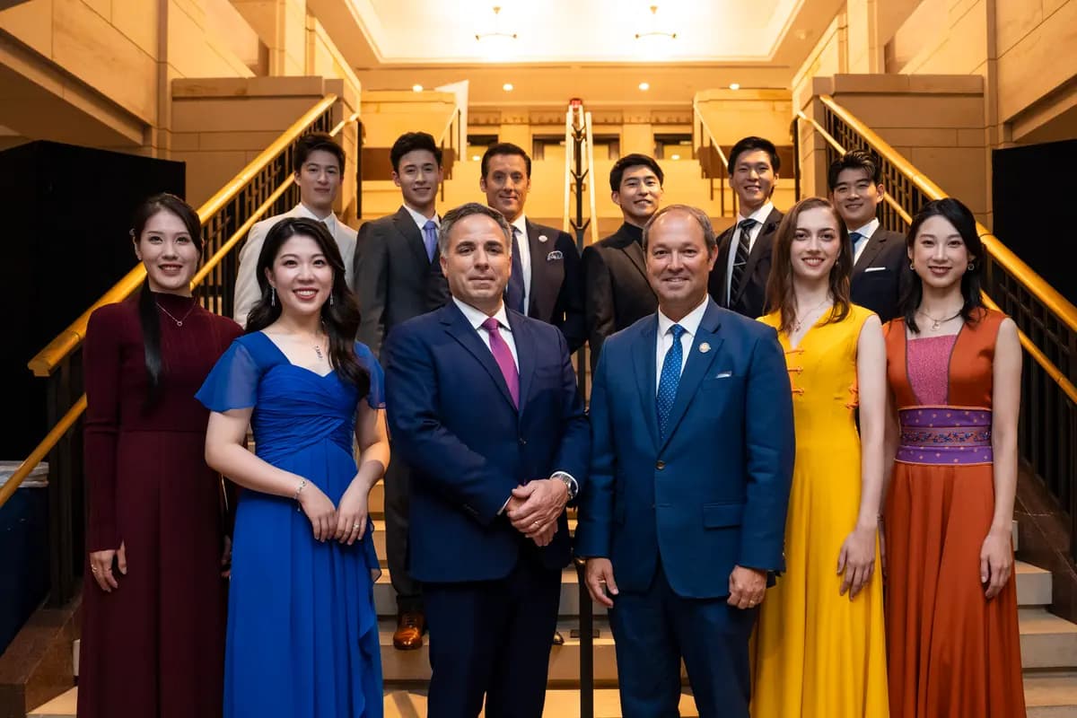 (Delante, de izquierda a derecha) Las artistas de Shen Yun Emily Pan, Rachel Chen, Lillian Parker y Angela Lin; (atrás, de izquierda a derecha) Jesse Browde, Lucas Browde, Leeshai Lemish, Jisung Kim, Jared Ren y William Li. Todos asistieron a una proyección especial del documental "Unbroken: La historia no contada de Shen Yun" en el Capitolio de EE. UU. el 22 de julio de 2026. (Madalina Kilroy/The Epoch Times)