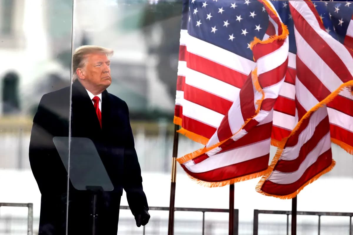 El presidente Donald Trump observa durante un mitin en Washington, el 6 de enero de 2021. (Jim Bourg/Reuters).