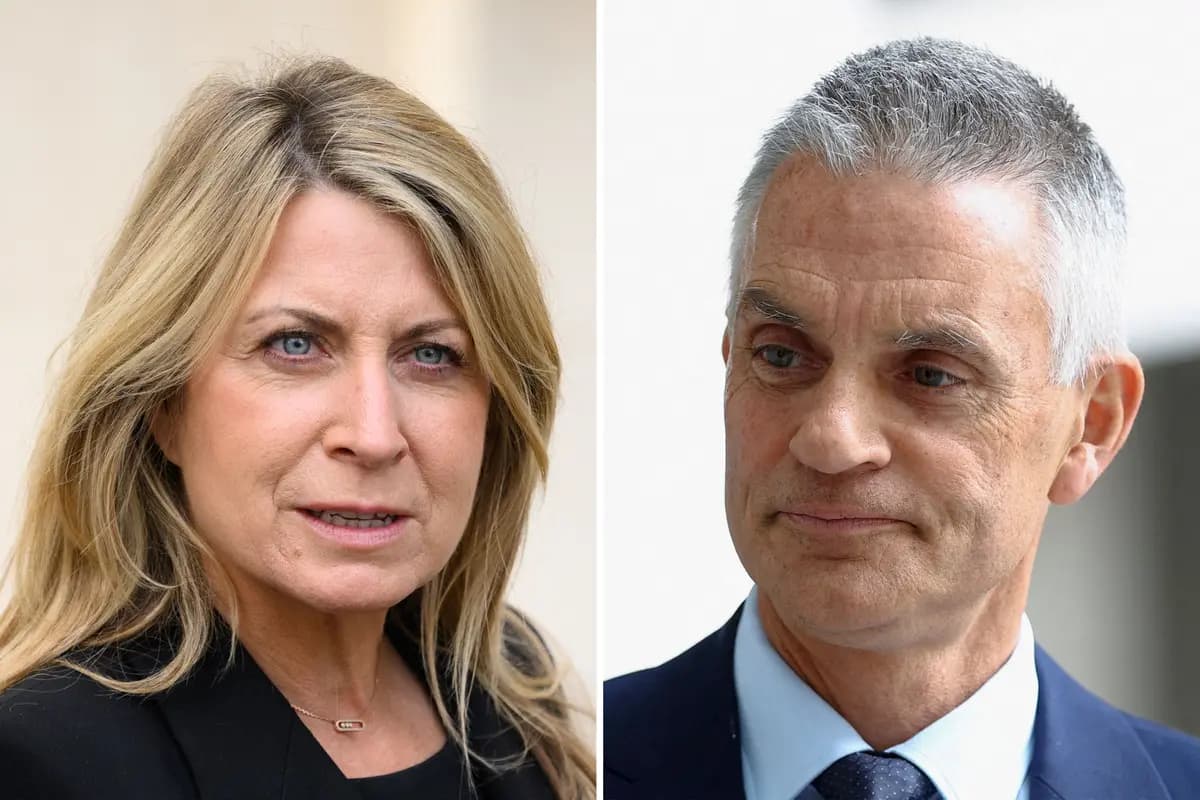 (Izquierda) La exdirectora ejecutiva de BBC News, Deborah Turness, en un evento celebrado en Londres el 13 de octubre de 2022. (Derecha) El exdirector general de la BBC, Tim Davie, en el BBC World Service de Londres el 28 de abril de 2022. (Leon Neal/Getty Images, Hannah McKay/Pool/AFP vía Getty Images).