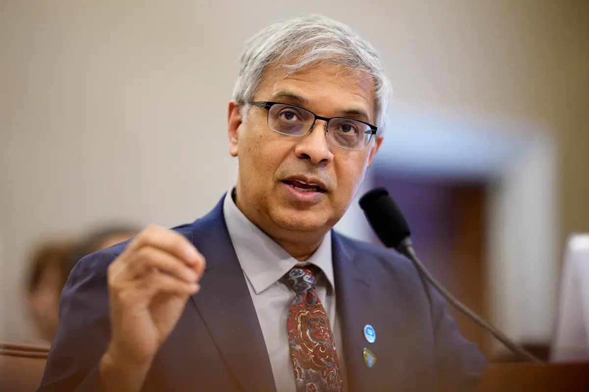 <em>El Dr. Jay Bhattacharya, director de los Institutos Nacionales de Salud y máximo responsable de los Centros para el Control y la Prevención de Enfermedades, comparece ante un comité del Congreso en Washington el 17 de marzo de 2026. (Andrew Harnik/Getty Images).</em>