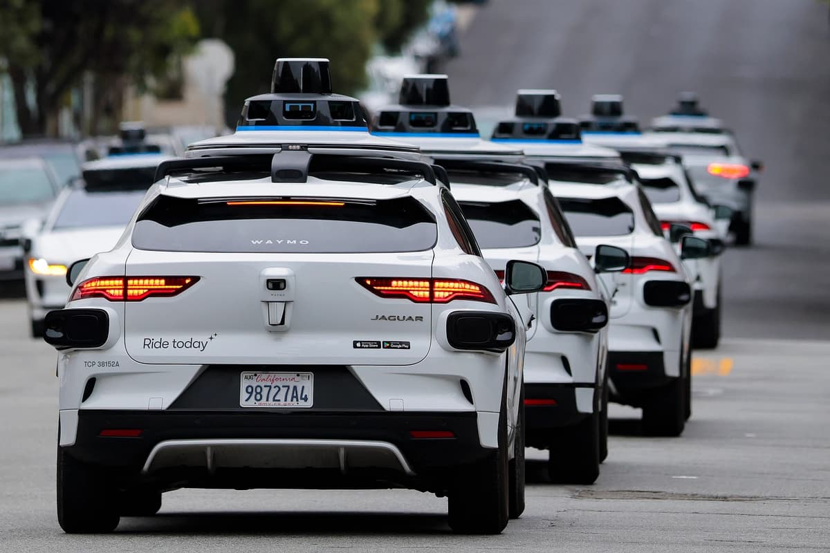 Una fila de robotaxis de Waymo recorre North Beach en San Francisco, California, el 7 de julio de 2026. (Heather Diehl/Getty Images)