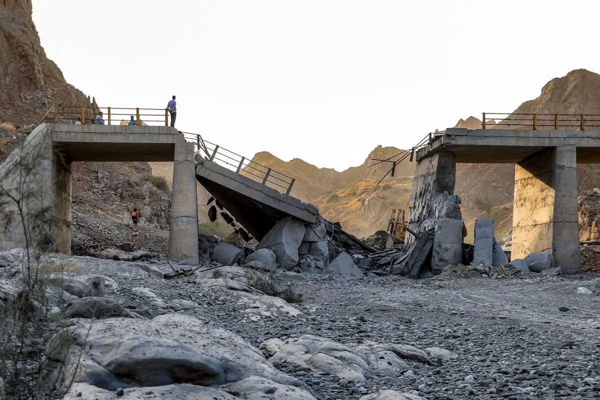 Un puente gravemente dañado, que fue alcanzado por un ataque estadounidense, a lo largo de la carretera que conecta Roudan y Bandar Abbas, en el sur de Irán, el 18 de julio de 2026. (Amir Hossein Khorgooei/ISNA/AFP vía Getty Images).