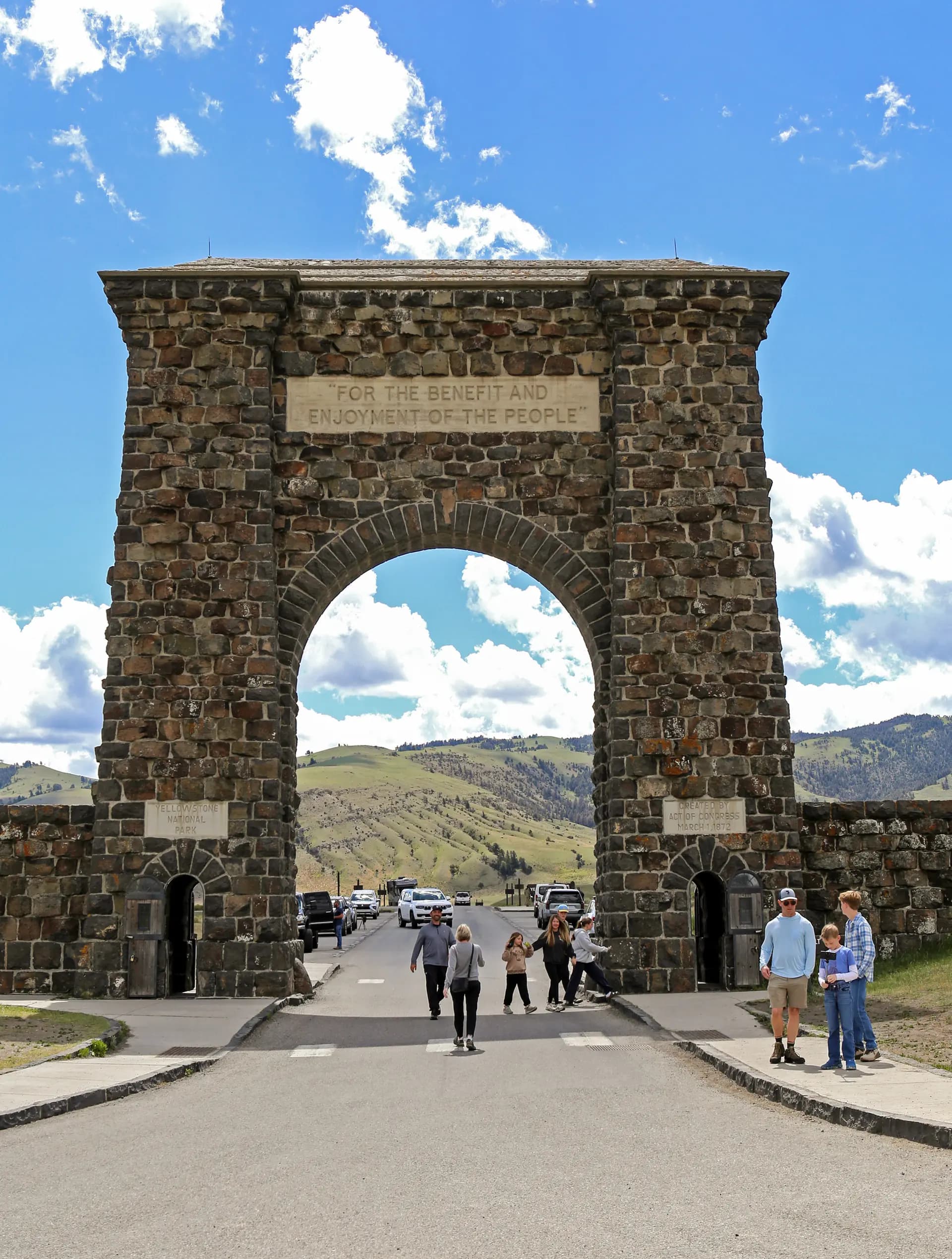 El Arco de Roosevelt se yergue imponente en el Parque Nacional de Yellowstone el 1 de junio de 2026. Este monumento de 50 pies de altura, ubicado en la entrada norte, fue inaugurado en 1903 por el presidente Theodore Roosevelt. (Bobby Sánchez para The Epoch Times).