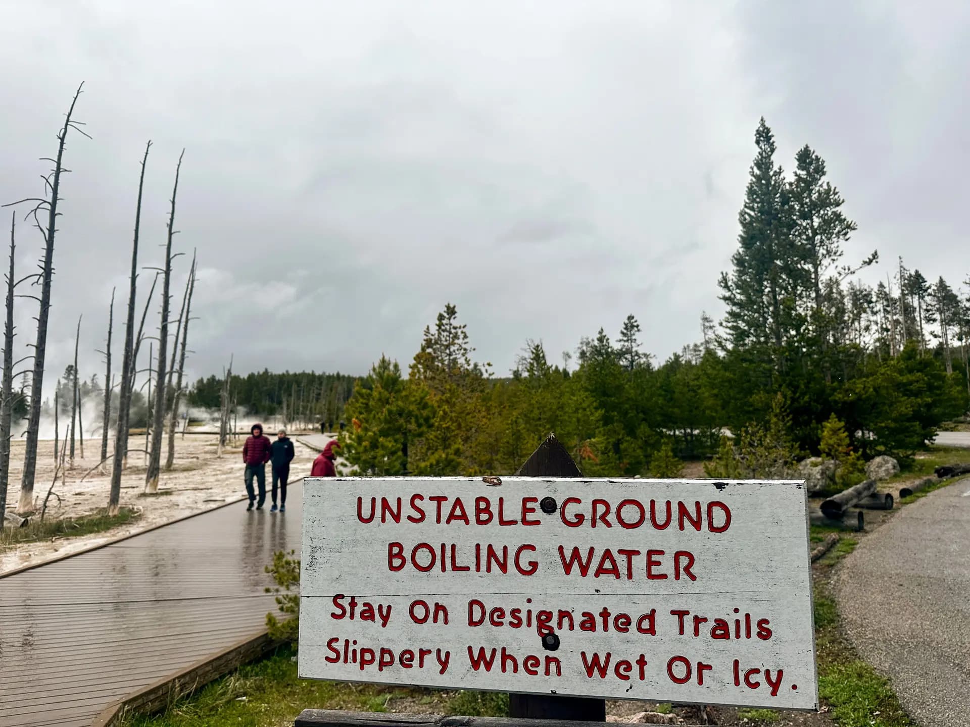 Un letrero advierte a los visitantes que se mantengan en los senderos mientras observan los sitios hidrotermales en el Parque Nacional de Yellowstone el 31 de mayo de 2026. Los relatos de ataques de osos y bisontes, así como de visitantes que han fallecido o sufrido quemaduras graves a causa de géiseres, pozos de lodo o aguas termales, ponen de relieve los peligros del parque. (Darlene McCormick Sánchez/The Epoch Times).