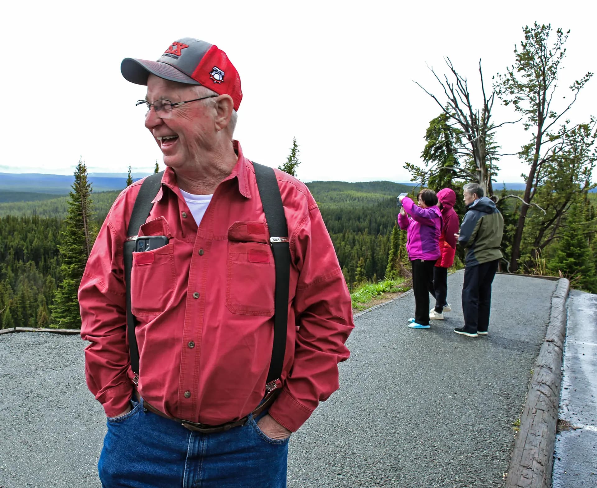Michael Melton, de 67 años y residente de Georgia, se ríe mientras cuenta una historia en el Parque Nacional de Yellowstone el 31 de mayo de 2026. Melton recorrió Yellowstone como parte de un gran recorrido circular por todo el país, pasando por Branson, Missouri; el noroeste; el Gran Cañón; y Monument Valley, en la frontera entre Arizona y Utah. (Bobby Sánchez para The Epoch Times).