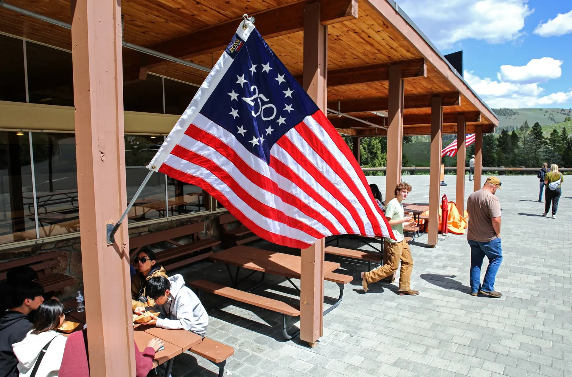 El 1 de junio de 2026 se exhibe una bandera que conmemora el 250.º aniversario de Estados Unidos en la tienda "Yellowstone Tower General Store", ubicada en el Parque Nacional de Yellowstone. Este parque se convirtió en el primer parque nacional de Estados Unidos en 1872. (Foto de Bobby Sánchez para The Epoch Times).