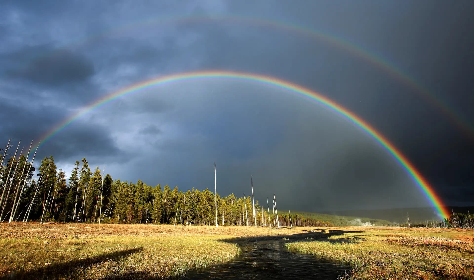 Tras un día de lluvia, un arcoíris doble aparece a través de un claro entre las nubes en el Parque Nacional de Yellowstone el 31 de mayo de 2026. El clima en mayo y junio en el parque puede ser muy impredecible, mientras que los veranos suelen ser cálidos y secos. (Bobby Sánchez para The Epoch Times).