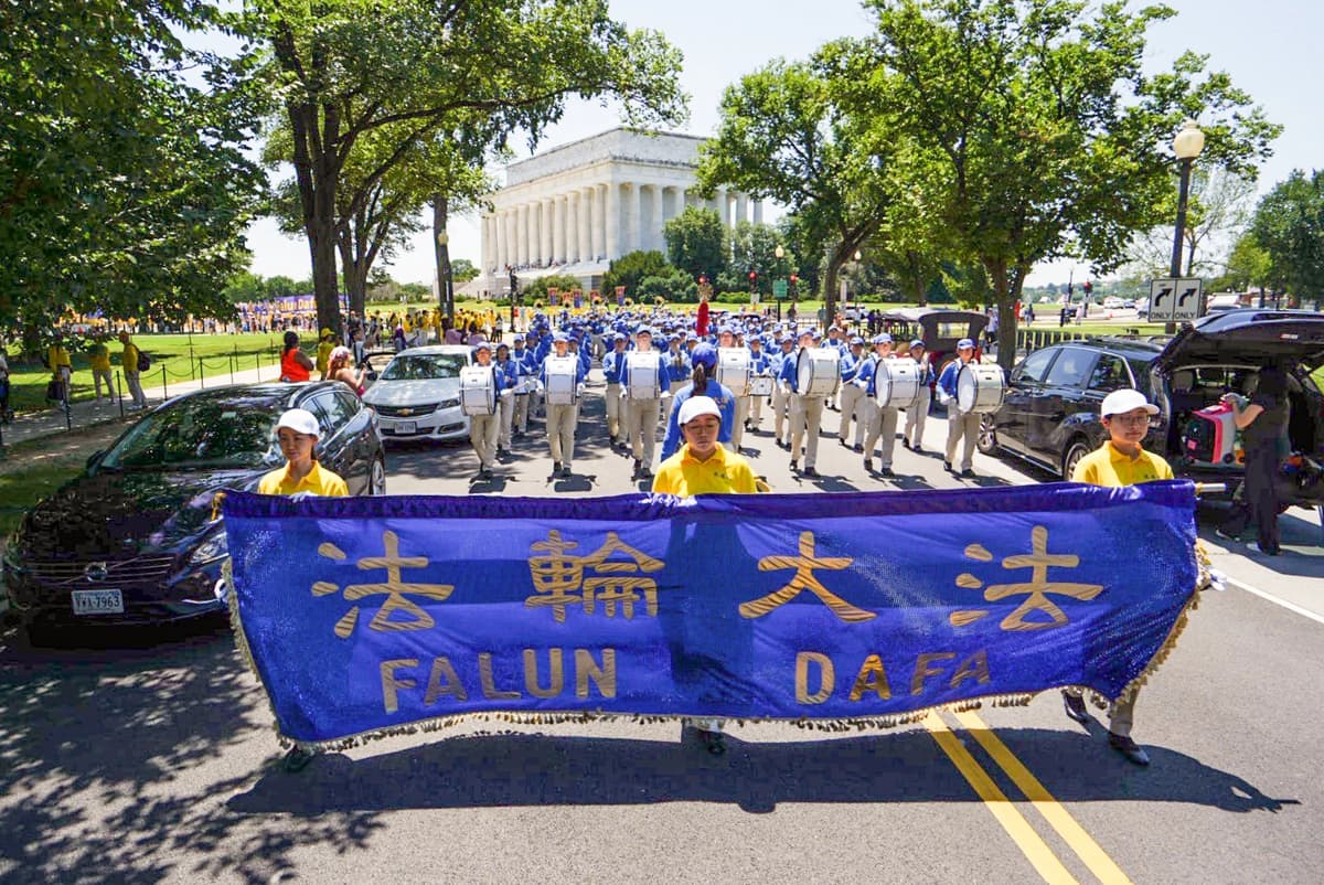 Miles de personas se manifiestan para exigir el fin de la persecución a Falun Gong