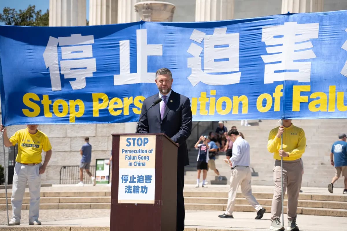 El representante Pat Ryan (D-N.Y.) habla en una manifestación anual que exige el fin de la persecución en curso del Partido Comunista Chino contra Falun Gong en China, en el National Mall de Washington el 23 de julio de 2026. (Larry Dye/The Epoch Times)