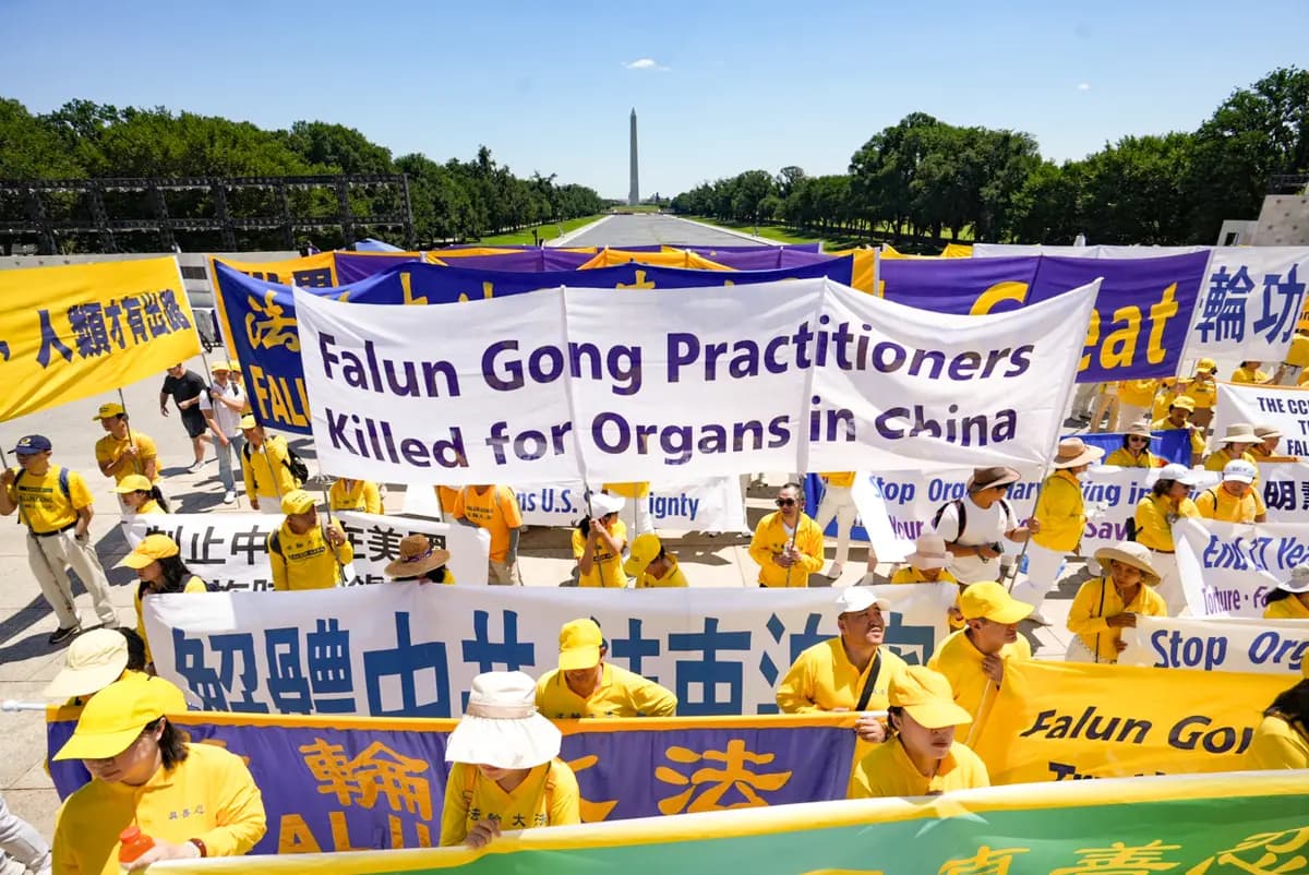Los practicantes de Falun Dafa se reúnen en una manifestación anual para exigir el fin de la persecución en curso del Partido Comunista Chino contra Falun Gong en China, en el National Mall de Washington el 23 de julio de 2026. (Samira Bouaou/The Epoch Times)