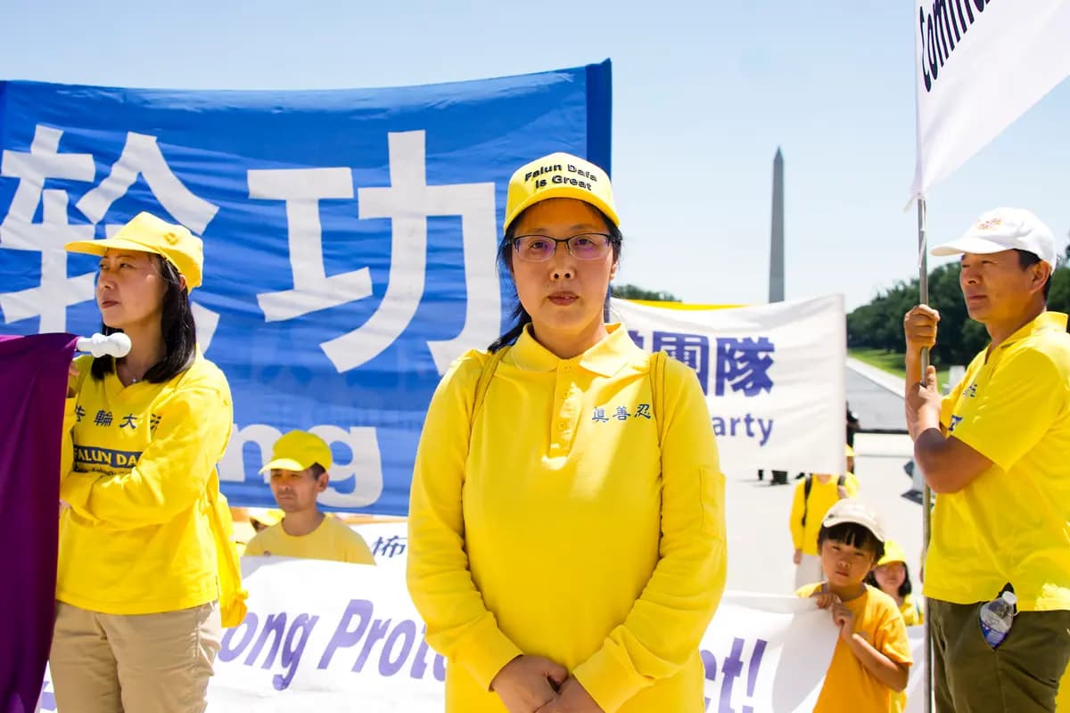 Lydia Dong en una manifestación de Falun Gong en el Monumento a Lincoln en Washington, el 23 de julio de 2026. (Karina Li para The Epoch Times)