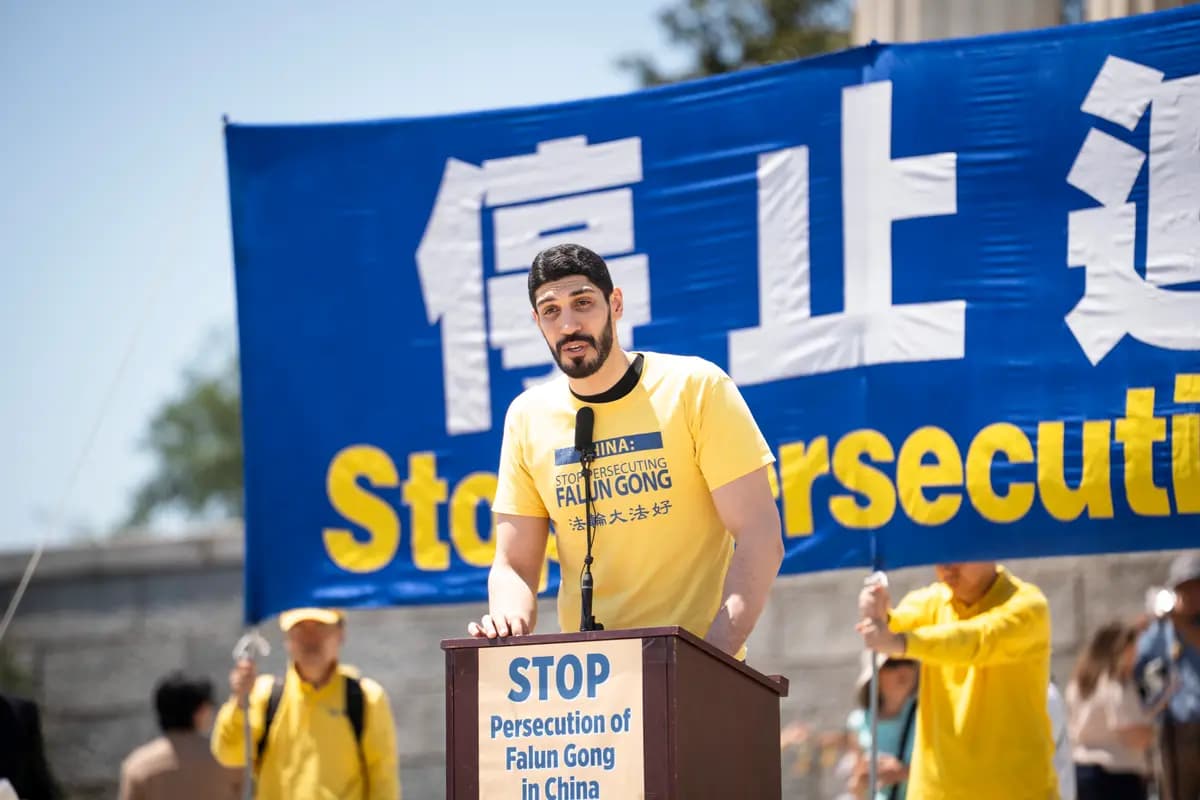 Enes Kanter Freedom, defensor de los derechos humanos y exjugador de la NBA, habla durante una manifestación anual que exige el fin de la persecución en curso del Partido Comunista Chino contra Falun Gong en China, en el Monumento a Lincoln en Washington el 23 de julio de 2026. (Madalina Kilroy/The Epoch Times)