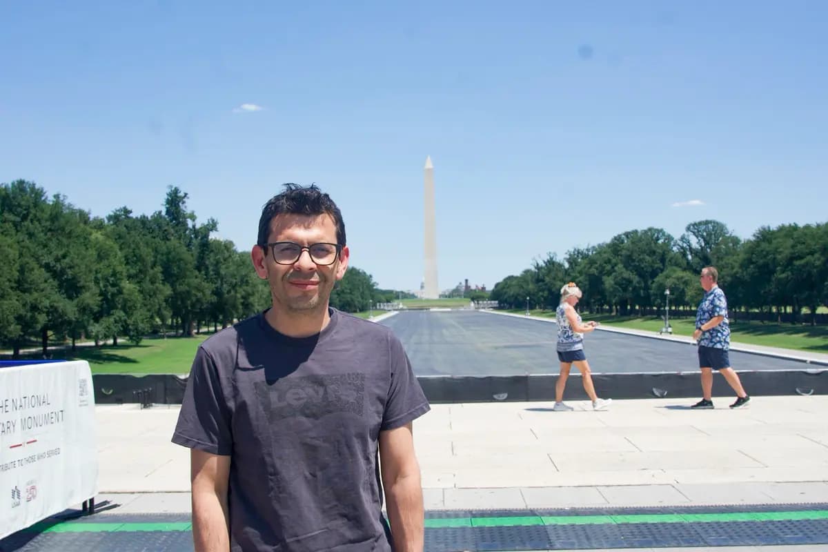 Andrés Mancpecce, de Colombia, se encuentra cerca de miles de practicantes de Falun Gong que se alineaban para un desfile en el Monumento a Lincoln en Washington, el 23 de julio de 2026. (Karina Li para The Epoch Times)