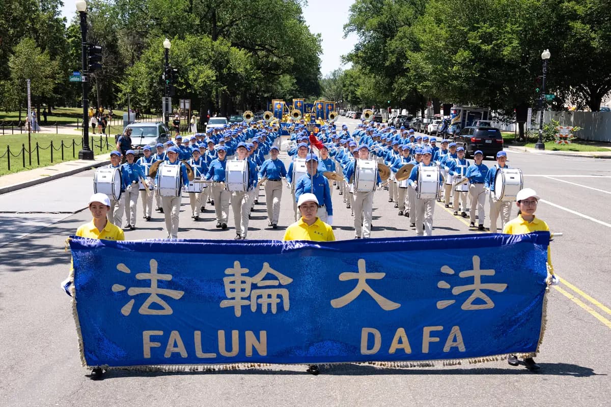 Los practicantes de Falun Dafa participan en una marcha para exigir el fin de los 27 años de persecución de Falun Gong por parte del Partido Comunista Chino en China, en Washington el 23 de julio de 2026. (Larry Dye/The Epoch Times)