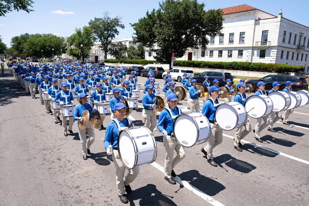 Los practicantes de Falun Dafa participan en una marcha para exigir el fin de los 27 años de persecución de Falun Gong por parte del Partido Comunista Chino en China, en Washington, el 23 de julio de 2026. (Larry Dye/The Epoch Times)