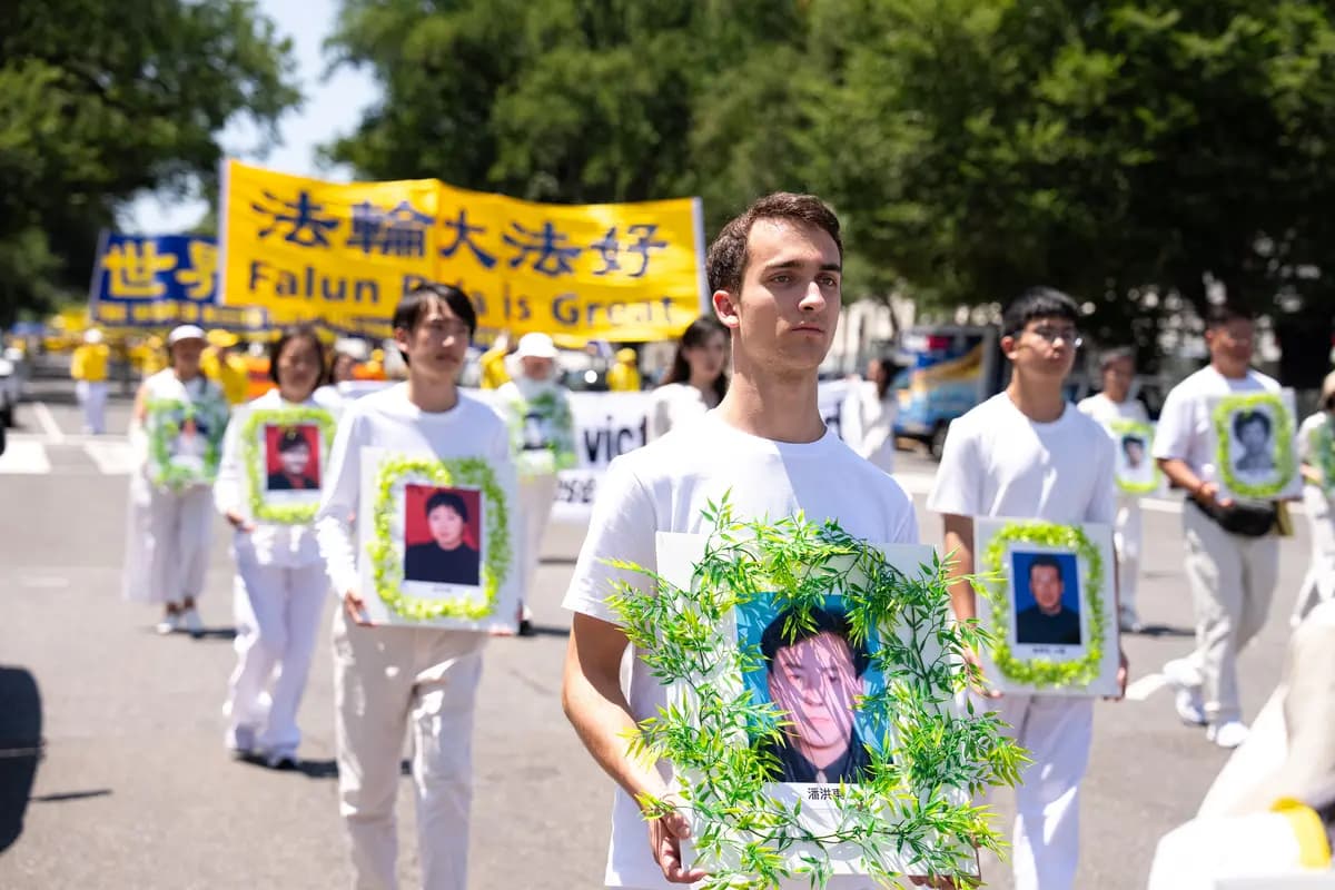 Practicantes de Falun Dafa participan en una marcha para exigir el fin de los 27 años de persecución de Falun Gong por parte del Partido Comunista Chino en China, en Washington, el 23 de julio de 2026. (Larry Dye/The Epoch Times)