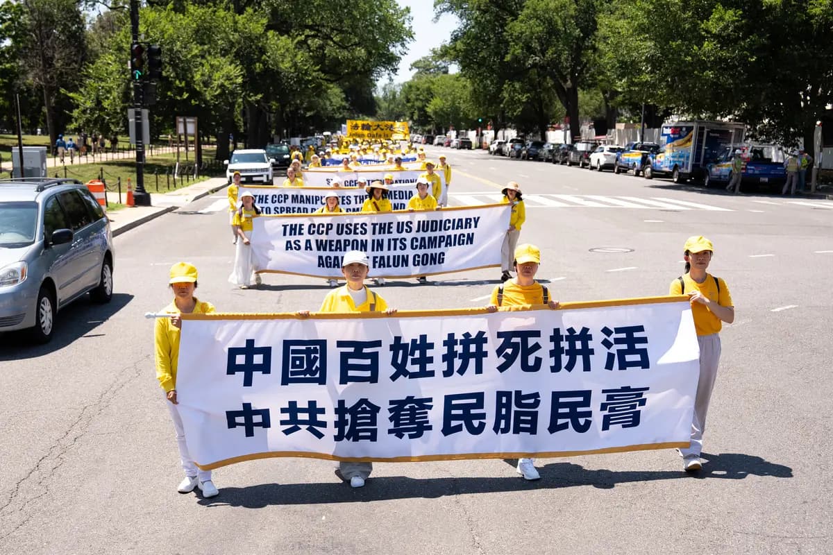Los practicantes de Falun Dafa participan en una marcha para exigir el fin de los 27 años de persecución de Falun Gong por parte del Partido Comunista Chino en China, en Washington, el 23 de julio de 2026. (Larry Dye/The Epoch Times)