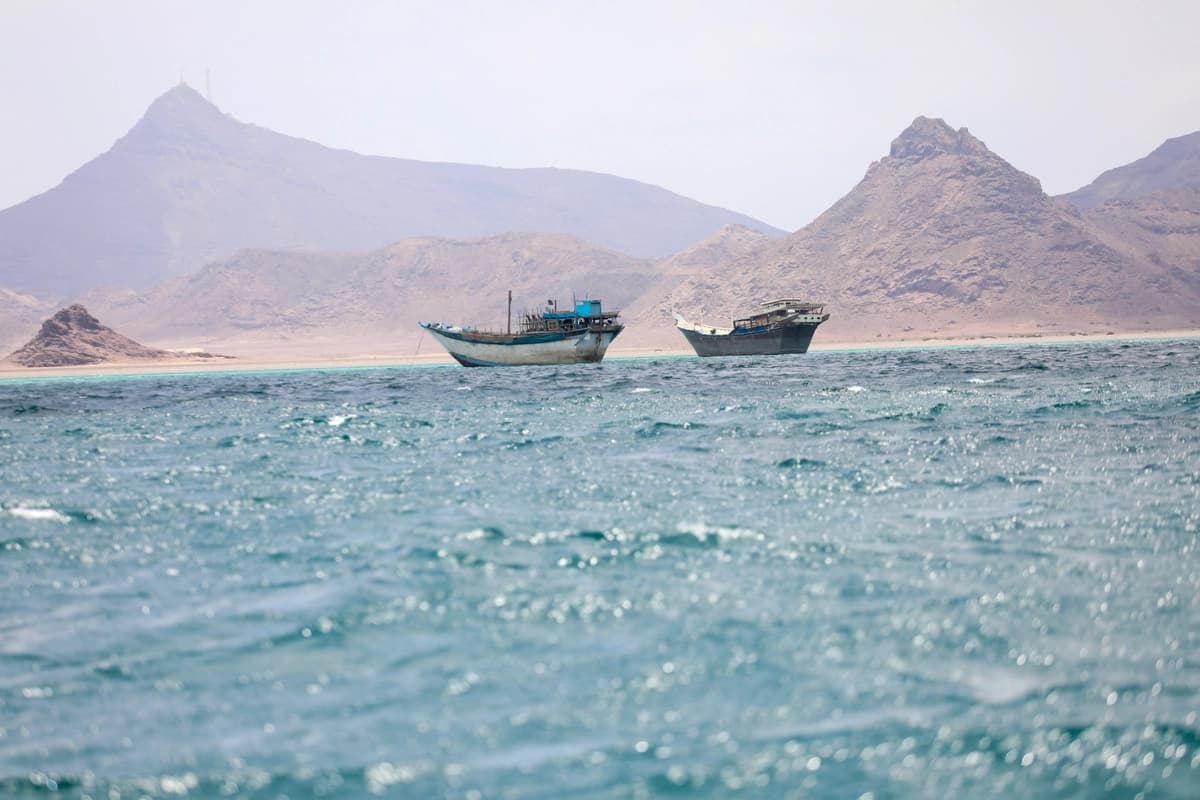 Embarcaciones navegan cerca de la costa de Bab el-Mandeb, Yemen, el 2 de abril de 2026. (Reuters)