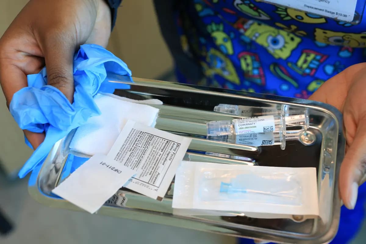 <em>Una enfermera transporta una bandeja con una vacuna contra el COVID-19 de Pfizer-BioNTech en el Centro de Salud Borinquen en Miami, el 29 de mayo de 2025. (Joe Raedle/Getty Images).</em>