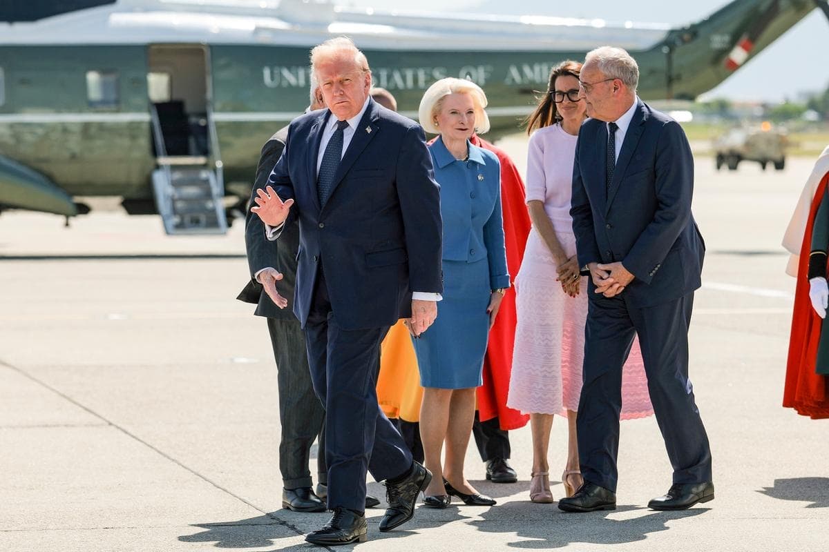 El presidente de EE. UU., Donald Trump (izquierda), saluda con la mano tras ser recibido por el presidente suizo, Guy Parmelin (derecha), mientras la embajadora de EE. UU. en Suiza, Callista Gingrich (centro), observa en Ginebra, Suiza, el 15 de junio de 2026. (Anna Moneymaker/Getty Images)