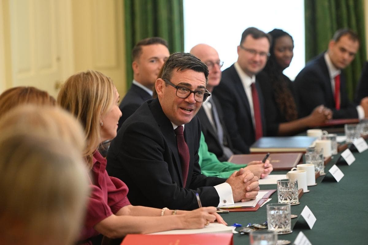 El primer ministro del Reino Unido, Andy Burnham, asiste a su primera reunión de gabinete como primer ministro en el número 10 de Downing Street, Londres, el 21 de julio de 2026. (Eddie Mulholland/AP)
