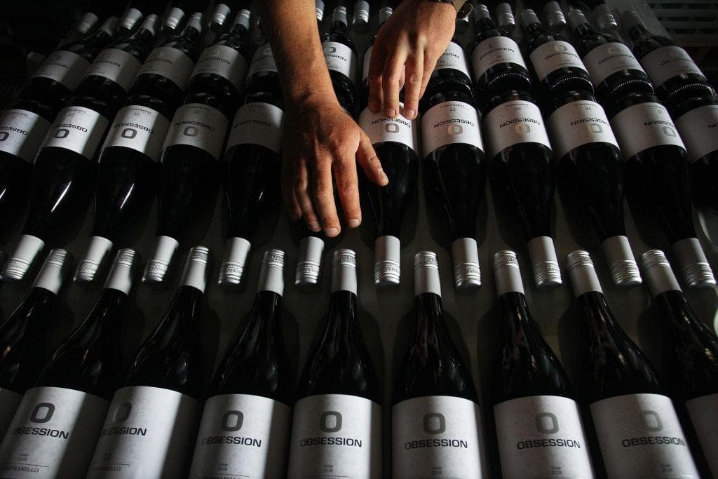 Un hombre manipula existencias de vino en el edificio de procesamiento de Obsession Wines el 24 de noviembre de 2020, en Tumbarumba, Australia. (Lisa Maree Williams/Getty Images)